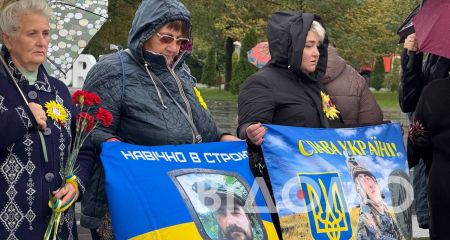 У Павлограді під час дощу відзначили День захисників і захисницьі України (ФОТО, ВІДЕО)