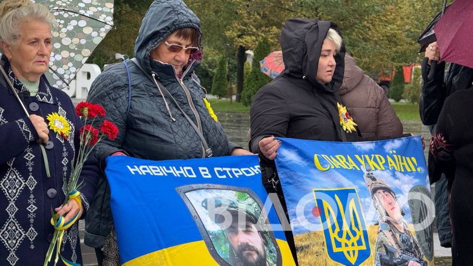 У Павлограді під час дощу відзначили День захисників і захисницьі України (ФОТО, ВІДЕО)