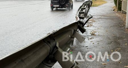 У Павлограді на мосту з'являються нові відбійники (ФОТО, ВІДЕО)