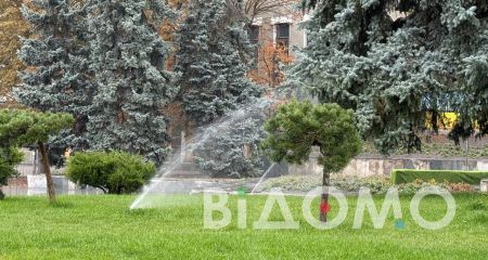 У Павлограді поливали газон під дощем (ФОТО, ВІДЕО)