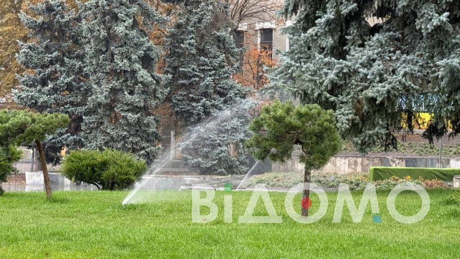 У Павлограді поливали газон під дощем (ФОТО, ВІДЕО)