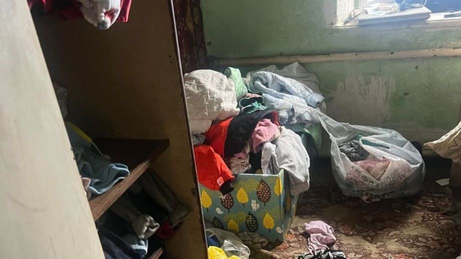 Оставлены на произвол судьбы: в Шахтерском соседи спасли троих малолетних детей, пока мать пьянствовала (ВИДЕО)