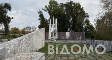 В Павлограде вандалы обрисовали мемориал (ФОТО, ВИДЕО)