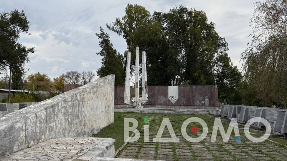 У Павлограді вандали обмалювали меморіал (ФОТО, ВІДЕО)