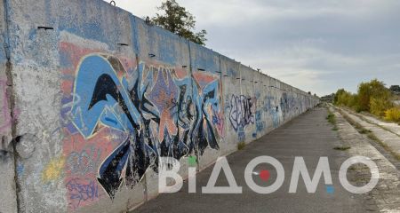 Бетонная хроника Павлограда: как набережная превратилась в галерею вандалов (ФОТО, ВИДЕО)