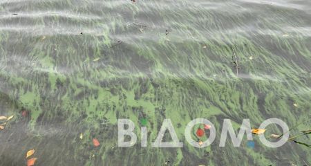 В Днепре на набережной продолжает стоять химическая вонь и цветная вода (ФОТО, ВИДЕО)