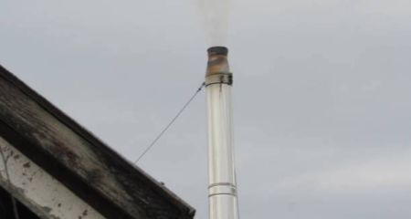 Дымоходный марш в Днепре: двое мужчин прошли по центру с трубами на плечах (ВИДЕО)