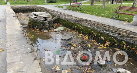Фонтан в Павлограде пошел "на зимовку": вместо воды - грязь и мусор (ФОТО, ВИДЕО)