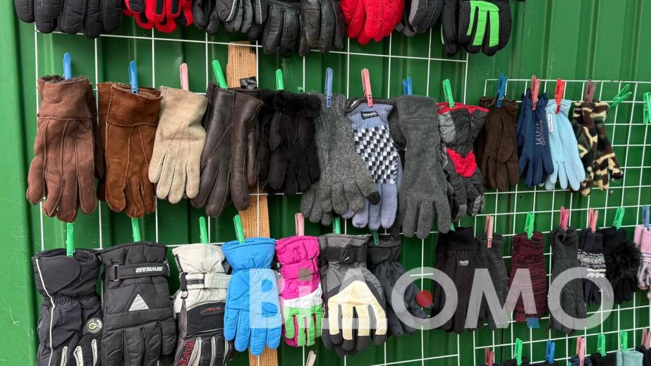 Скільки коштують зимові дрібнички у Павлограді: шапки, шарфи та рукавички (ФОТО)