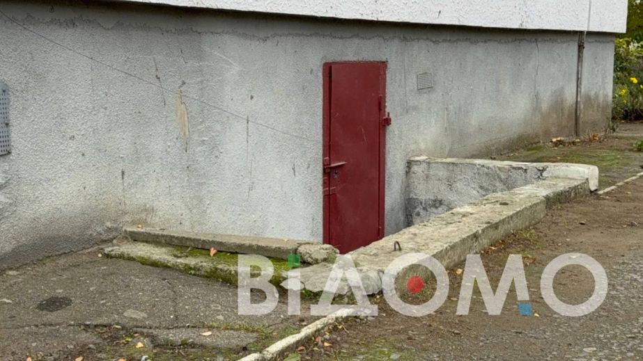 Люди ищут укрытия: они либо закрыты, либо только "на бумаге" (ФОТО, ВИДЕО)