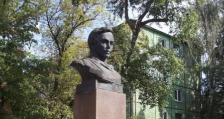 Замість Лєрмонтова — герб Кривого Рогу: у місті оновлять постамент на Центральному проспекті (ФОТО)