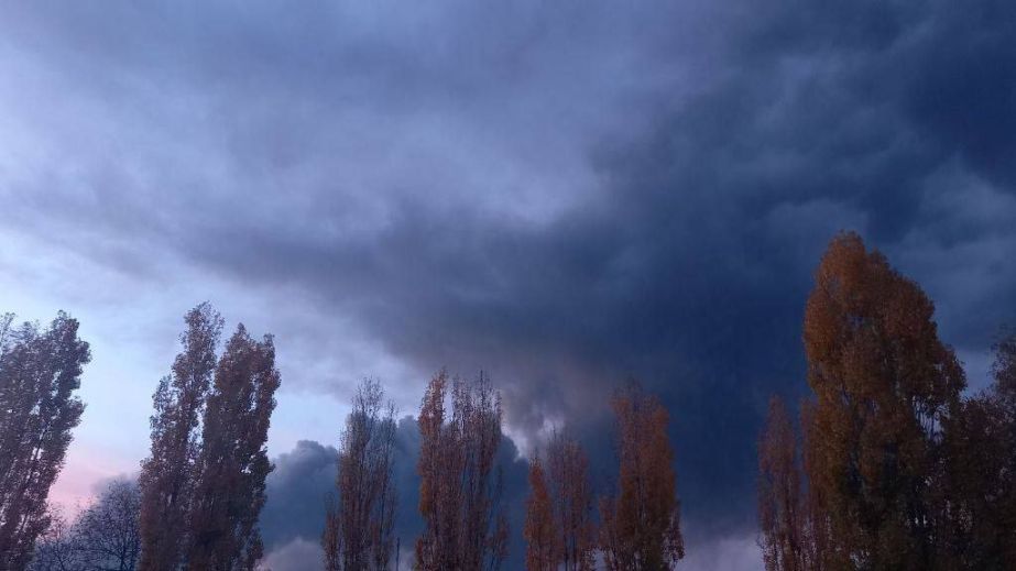 В Павлограде после обстрела над городом поднялся столб черного дыма (ВИДЕО)