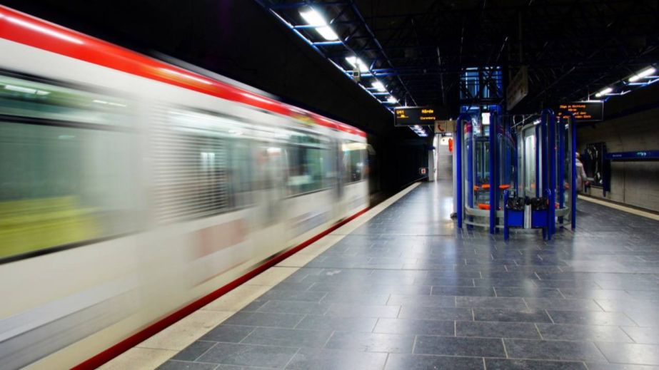 У Дніпрі під час ракетної атаки людей не пускали до метро (ВІДЕО)