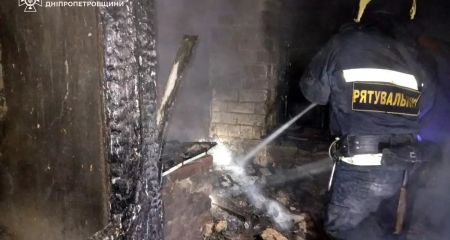 Чуть не сгорела заживо: в Днепре спасли владелицу дома, охватившего огонь