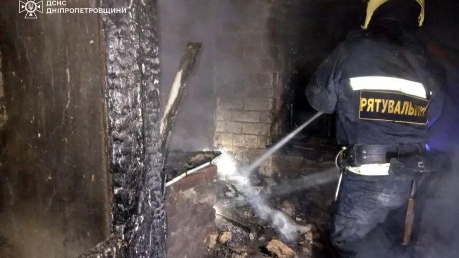 Чуть не сгорела заживо: в Днепре спасли владелицу дома, охватившего огонь