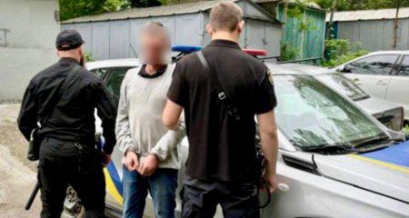 Кілька разів вдарив ножем 25-річну дівчину: у Дніпрі засудили зловмисника