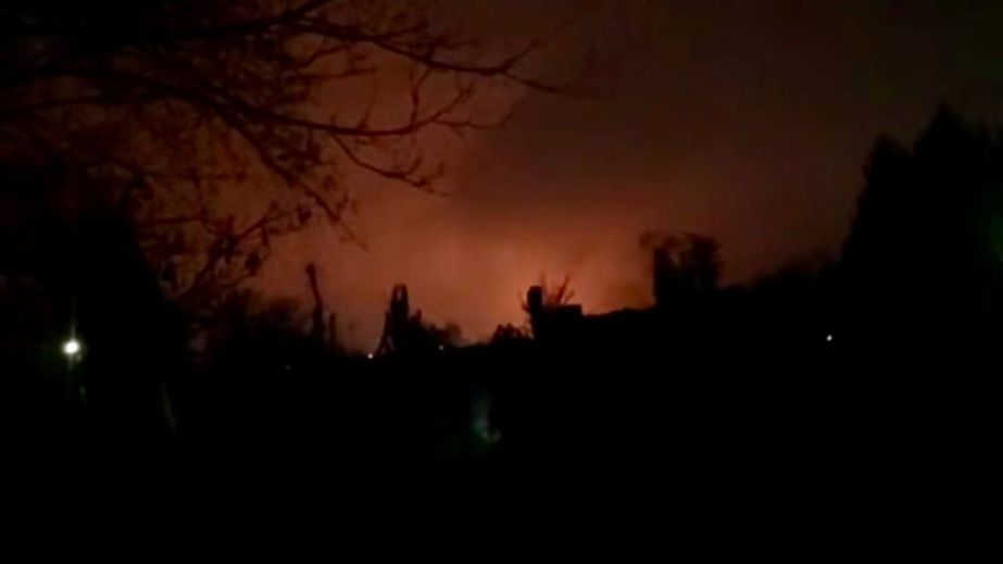 Вибухи чутно навіть у Дніпрі: Кам'янське під масованим ударом "Шахедів" (ВІДЕО)
