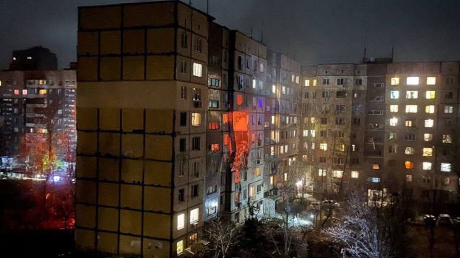 Вырва в многоэтажке: русский дрон попал в жилой дом в Днепре (ФОТО, ВИДЕО)