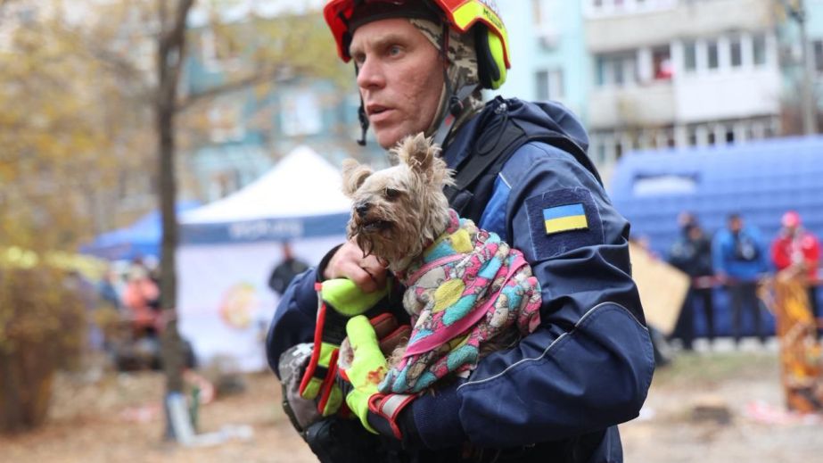 В поліції Дніпра показали, як в перші хвилини після удару діставали заблокованих людей з потрощеного будинку (ВІДЕО)
