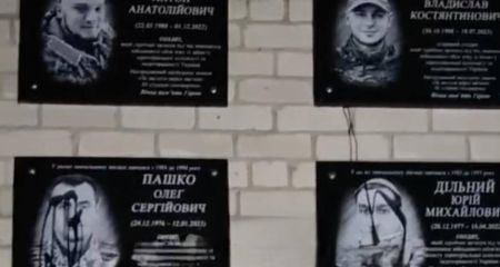 У Кривому Розі вандали спаплюжили таблички загиблим воїнам на шкільному подвір’ї (ВІДЕО)