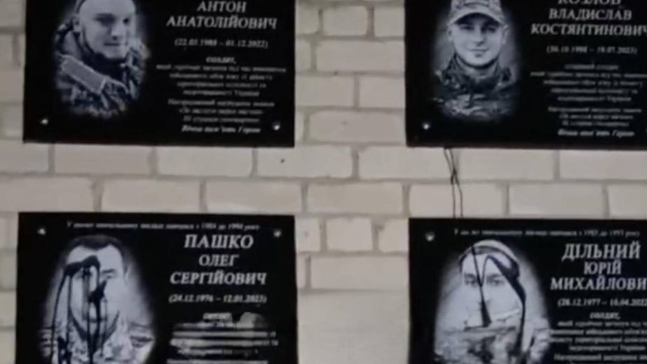 У Кривому Розі вандали спаплюжили таблички загиблим воїнам на шкільному подвір’ї (ВІДЕО)