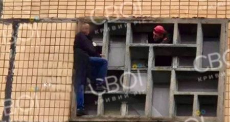 В Кривом Роге полицейские спасли мужчину, стоявшего на краю балкона 9-го этажа