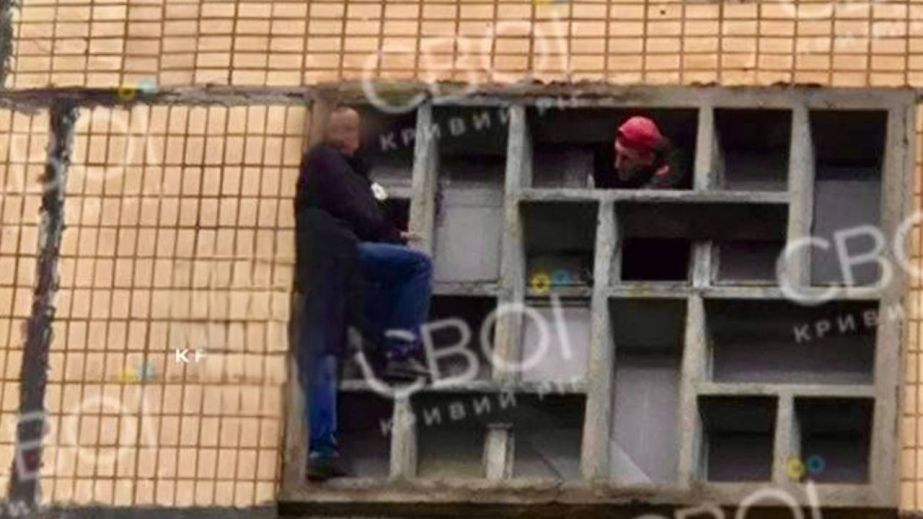 У Кривому Розі поліцейські врятували чоловіка, який стояв на краю балкона 9-го поверху