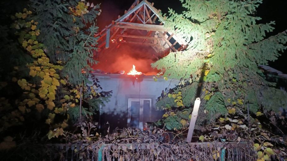 Ніч атак на Дніпропетровщині: загиблий, пожежі й вісім збитих дронів