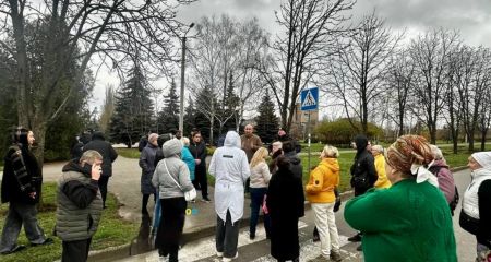 У Кривому Розі відчайдушні люди перекрили дорогу через відсутність води