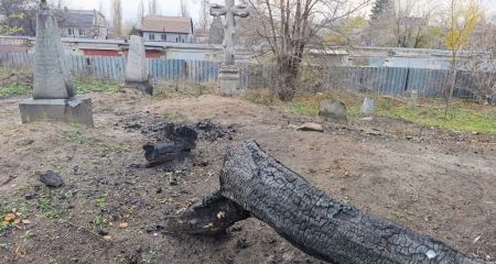 У Дніпрі нищать 400-річний цвинтар: частина старовинних поховань уже перетворена на звалище (ФОТО)