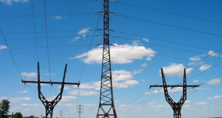 У Кривому Розі на дорогу впали три електроопори (ВІДЕО)