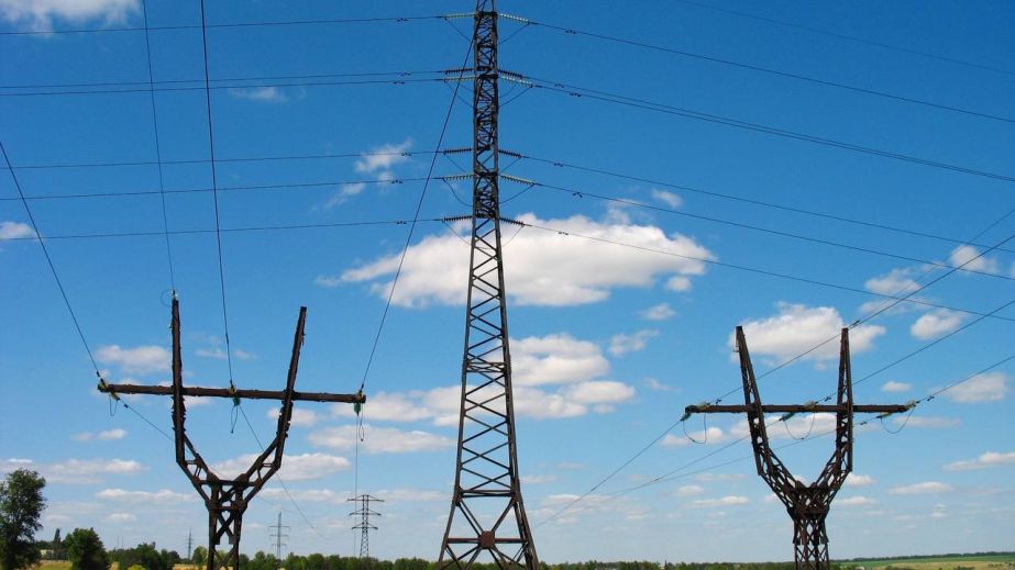 У Кривому Розі на дорогу впали три електроопори (ВІДЕО)