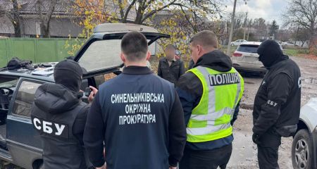 Фальшиві довідки за 100 тисяч: у Синельниковому викрили шахрая (ФОТО)