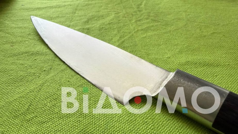 На Дніпропетровщині чоловік вдарив знайомого ножем і втік: побутовий конфлікт переріс у сутичку (ФОТО)