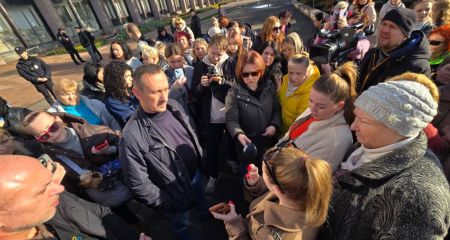 В Кривом Роге митинг из-за отключения света: люди требуют справедливых графиков (ФОТО, ВИДЕО)