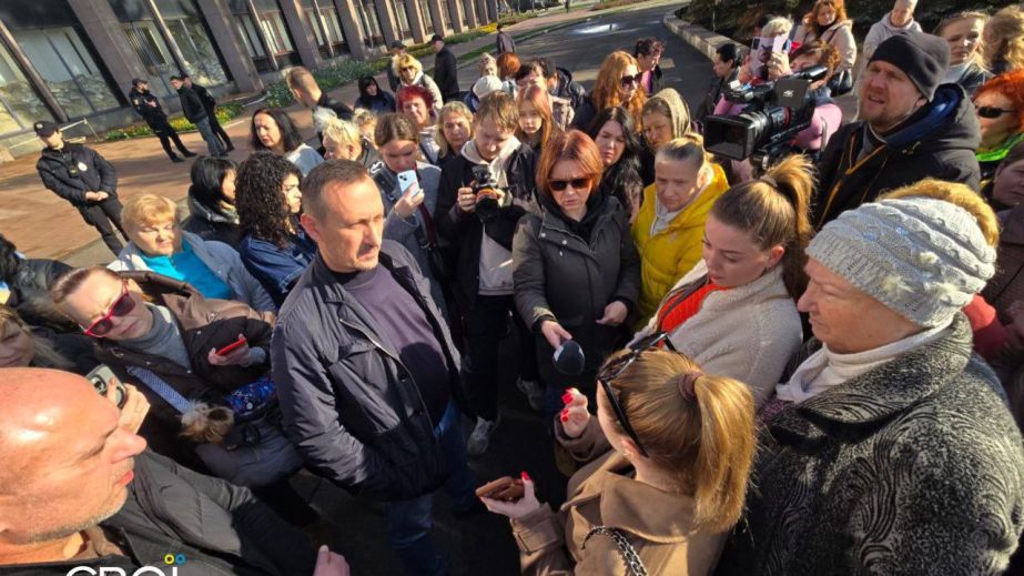 У Кривому Розі мітинг через відключення світла: люди вимагають справедливих графіків (ФОТО, ВІДЕО)