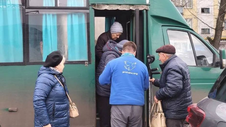Як мешканці прифронтових сіл Дніпропетровщини дістаються лікарні та магазинів (ФОТО)