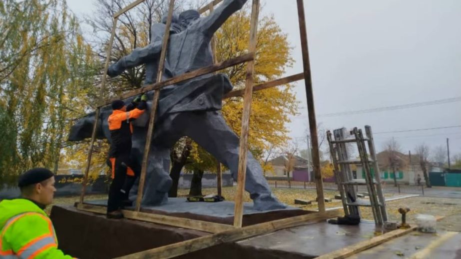 Памятник в Павлограде "консервируют" перед реконструкцией (ВИДЕО)