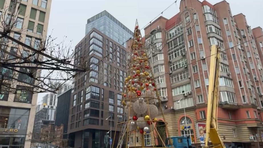 У Дніпрі на Кельнському бульварі встановлюють новорічну ялинку: що відомо (ФОТО)