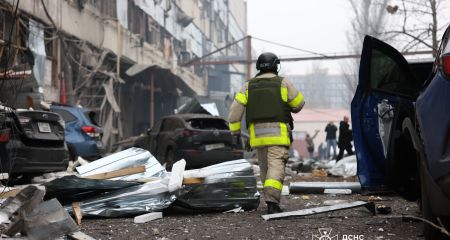 В Днепре после удара баллистикой спасли попугая из разбитого офиса (ФОТО, ВИДЕО)