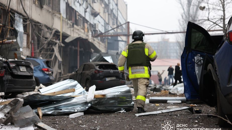 В Днепре после удара баллистикой спасли попугая из разбитого офиса (ФОТО, ВИДЕО)