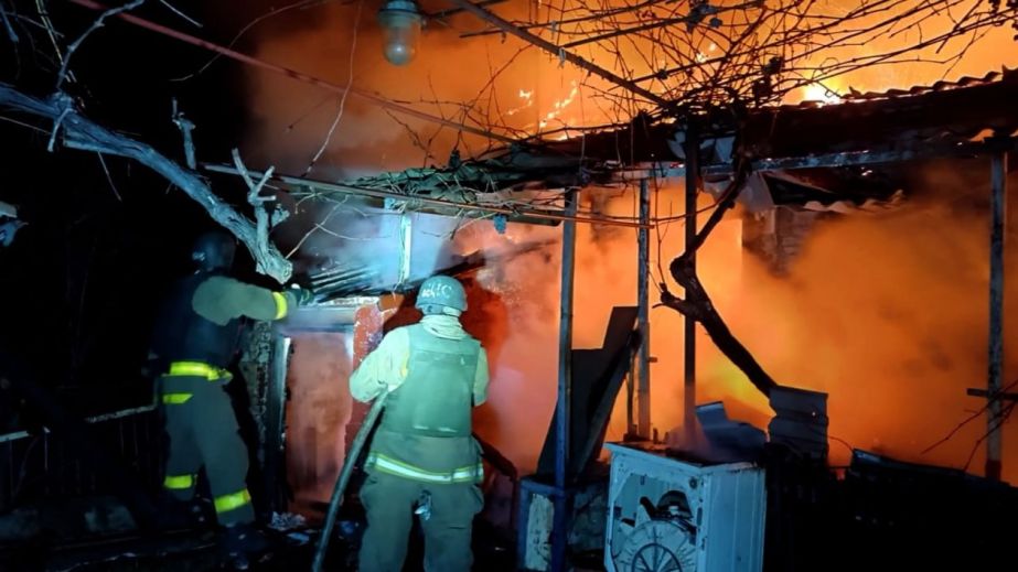 Кадри ліквідації моторошних пожеж на Дніпропетровщині після обстрілів показали у ДСНС (ФОТО)