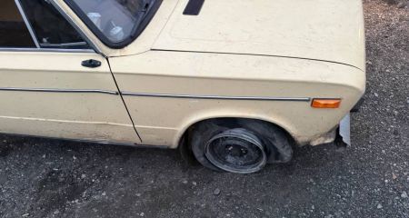 У Дніпрі підліток катався на чужому авто зі спущеним колесом (ФОТО)