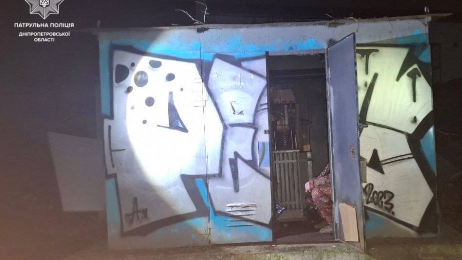 У Дніпрі двоє чоловіків намагалися вкрасти трансформатор з покинутої АЗС (ФОТО)