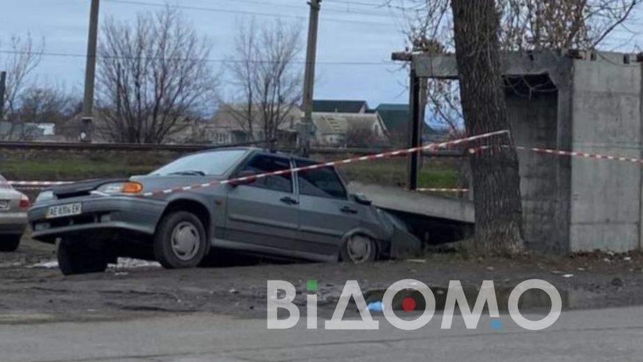 В городе Самар фрагмент бетонного укрытия раздавил автомобиль (ФОТО)
