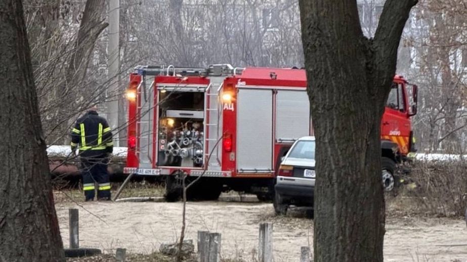 На одной из улиц Днепра горели трубы отопления (ФОТО)