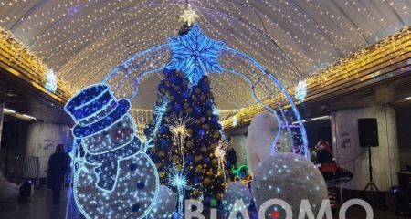 Головна ялинка Дніпра вперше засяяла у метро (ФОТО. ВІДЕО)