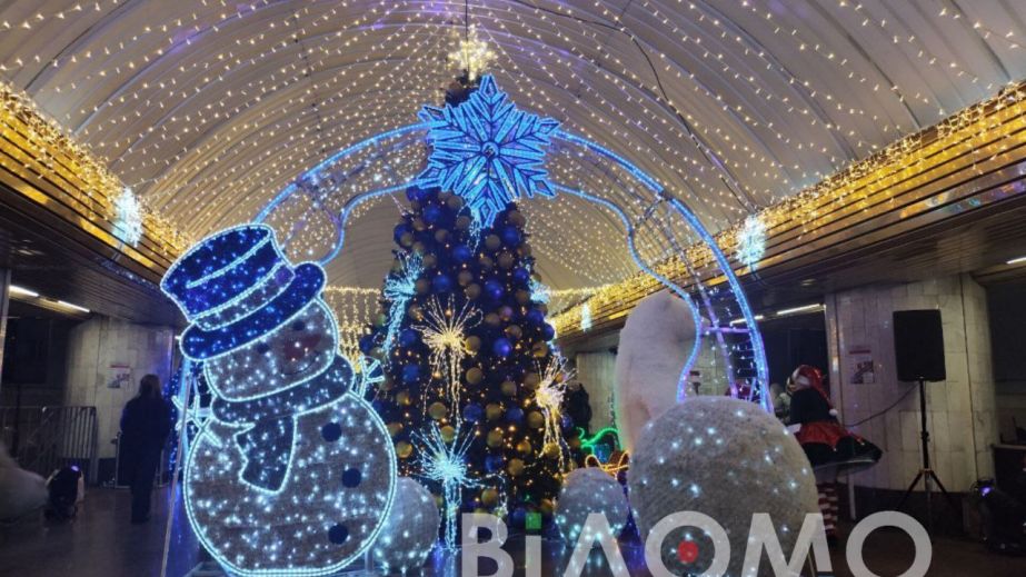 Головна ялинка Дніпра вперше засяяла у метро (ФОТО. ВІДЕО)