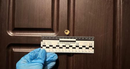 Пʼяний чоловік у Павлограді розстріляв двері людям (ФОТО)