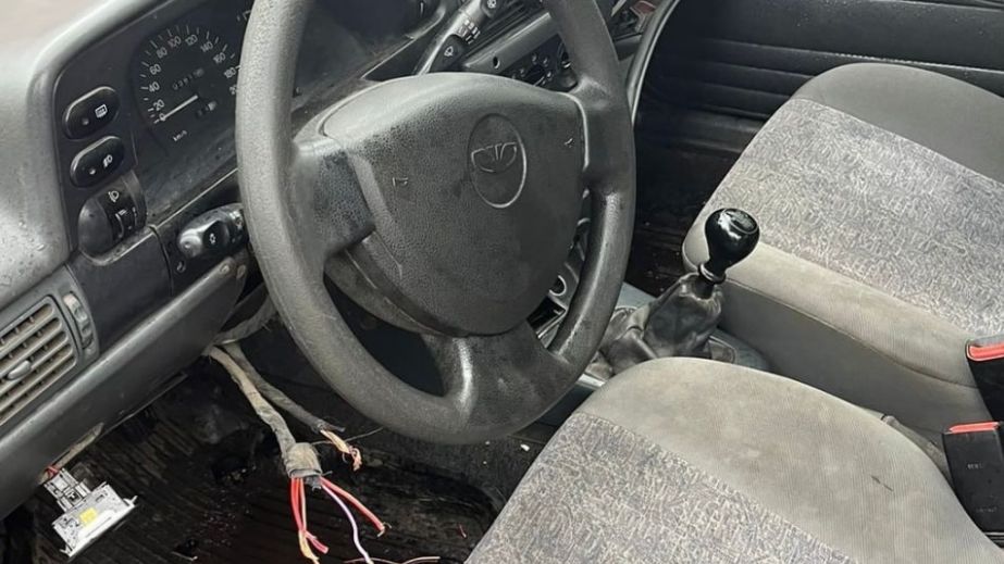 У Павлограді злодюжка намагався вкрасти авто військового та зламав його (ФОТО)